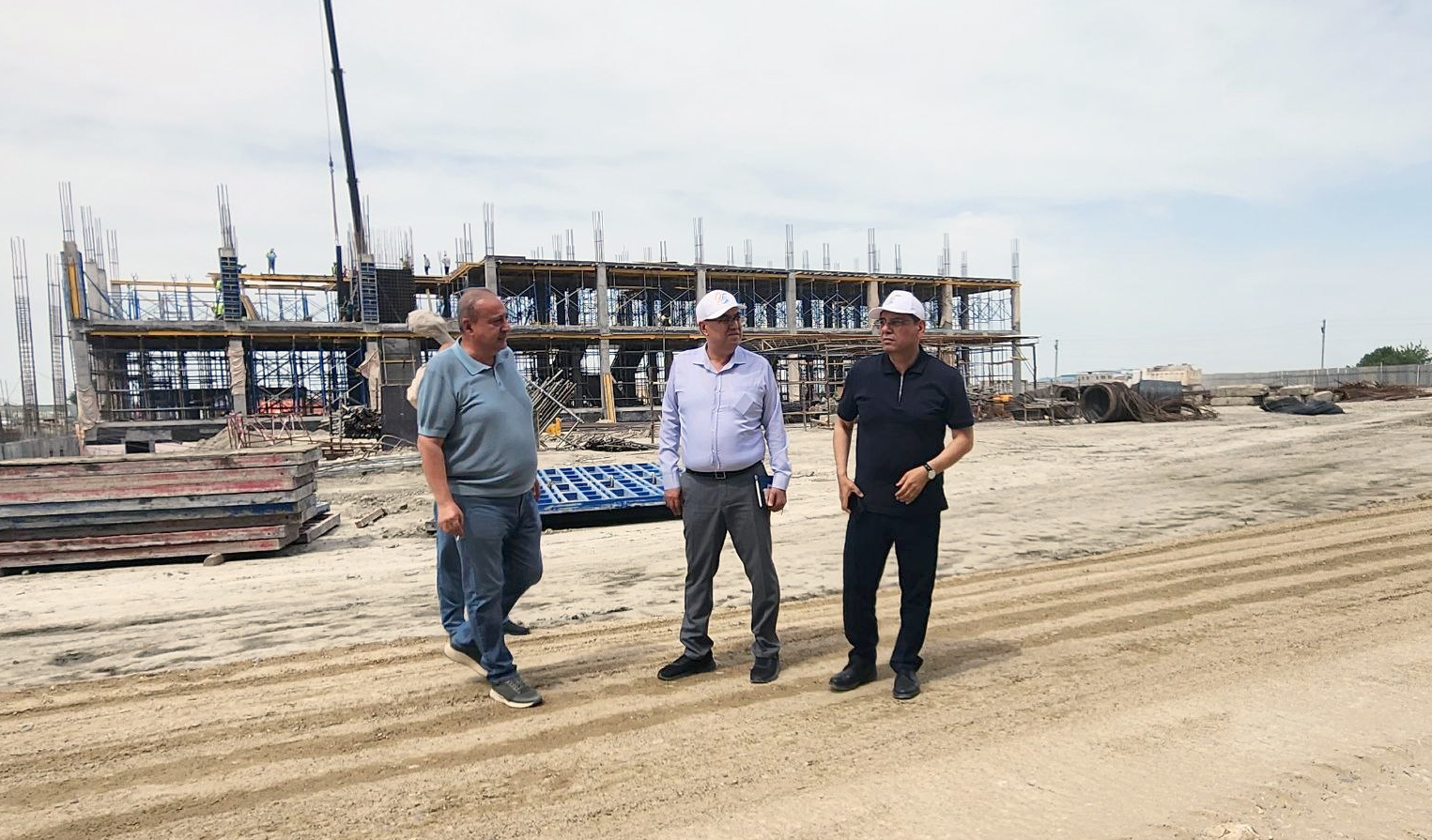 Oliy ta’lim, fan va innovatsiyalar vaziri Qoʻngʻirotboy Sharipov BuxDU yangi kampusi qurilishi jarayoni bilan tanishdi